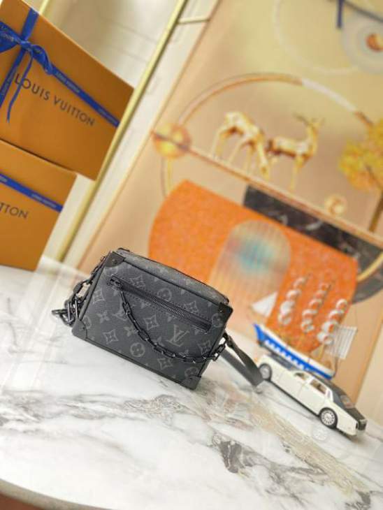 Picture of Louis Vuitton Mens Bags _SKUfw117516558fw